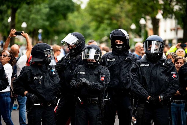 Die Polizei steht auf einer Demo gegen...-Manahmen trotz Demonstrationsverbot.  | Foto: Fabian Sommer (dpa)