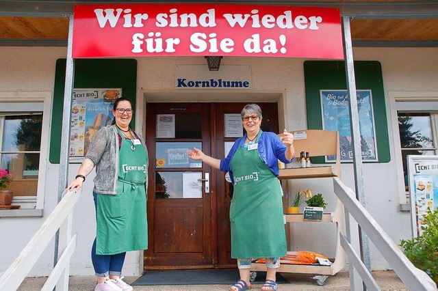 Uschi Brombach (rechts) und Mitarbeite...e haben die Kornblume wieder geffnet.  | Foto: Petra Wunderle