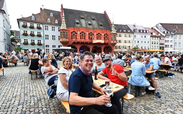 750 gut gelaunte Gste hatten sich am ...Tische auf dem Mnsterplatz gesichert.  | Foto: Rita Eggstein