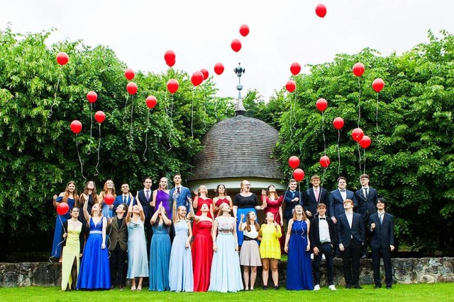 Die Schlerinnen und Schler freuen si...eugnis und lassen Luftballons steigen.  | Foto: Foto Design Hanspeter Trefzer