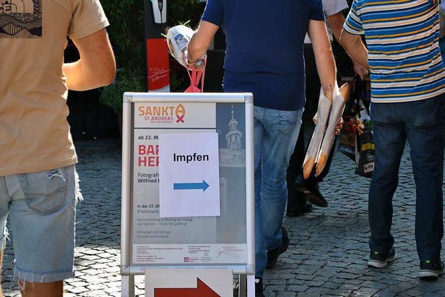 Sie war in den Medien angekndigt und ...llte, sollte den Impfpass dabei haben.  | Foto: Wolfgang Achnitz