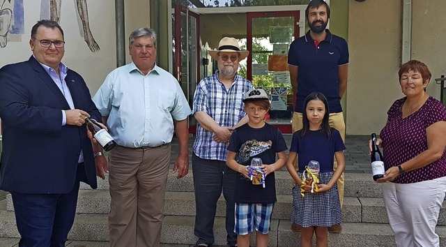 Die  Gewinner des  Weinetiketten-Malwe...herer und Ortsvorsteherin Petra Elvers  | Foto: Stadt Bad Krozingen