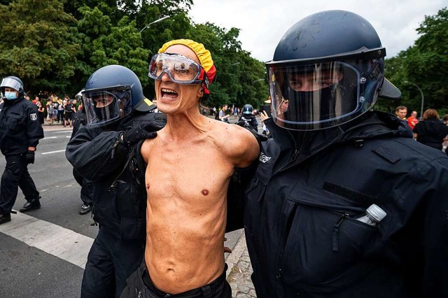 Die Polizei nimmt einen Demonstranten ...Demonstration an der Siegessule fest.  | Foto: Fabian Sommer (dpa)