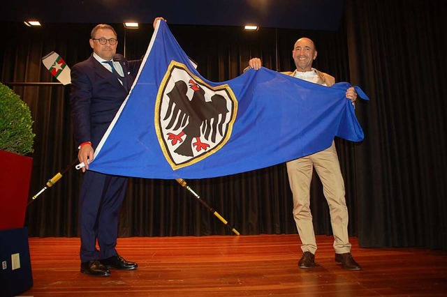 Thorsten Gorski (links) vom Deutschen ...er Vereins, die Verbandsflagge in Gold  | Foto: Petra Wunderle