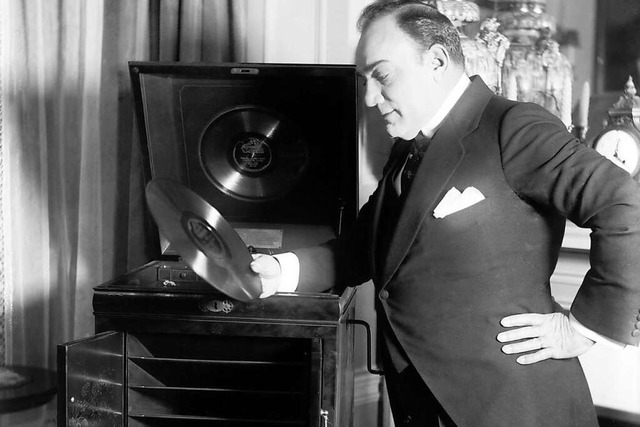 Enrico Caruso mit Schellack-Platte   | Foto: Courtesy Everett Collection (imago)