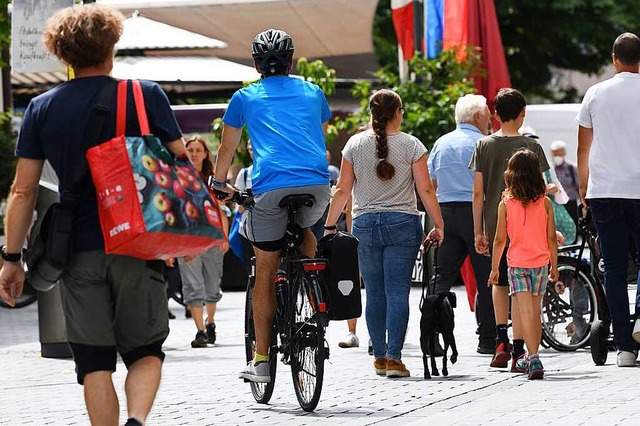 Schritttempo fahren und freiwillig abs...s Radfahren im Lrracher Stadtzentrum.  | Foto: Juri Junkov