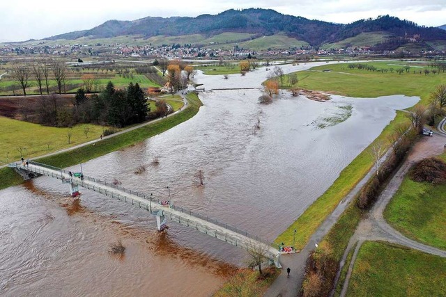 Der Groe Deich (rechts) ist heute bel... Hier das Hochwasser vom Februar 2021.  | Foto: Peter Heck