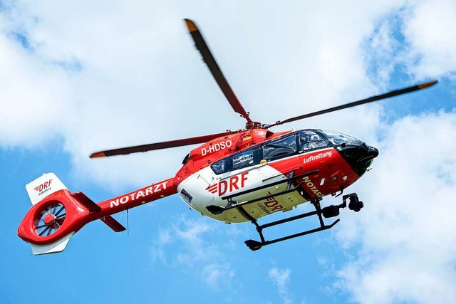 Der Hubschrauber flog einen der Verletzten in eine Klinik.  | Foto: Hauke-Christian Dittrich (dpa)