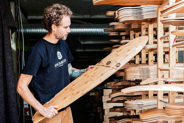 Hartmut Olpp erklrt am Mittwoch, wie ...iduellen Longboards hergestellt werden  | Foto: JOSS ANDRES