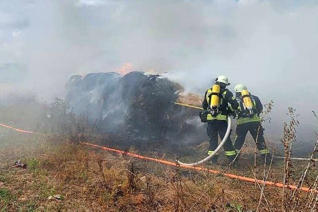 Brennende Strohballen in Buchholz verursachen starken Rauch