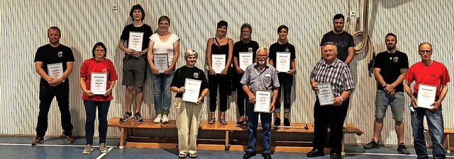 Geehrte und der Vorstand der Narrenzun... der Ehrung zum gemeinsamen Foto auf.   | Foto: Narrenzunft Wurzelsepp