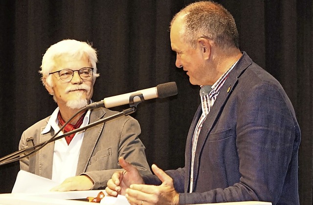 Stadtammann Herbert Weiss (rechts) dan...getragene Festrede mit einem Geschenk.  | Foto: Reinhard Herbrig