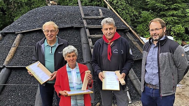 Den ersten Ehrenamtspreis in der Dachs...Stephan Bcheler (von links) verliehen  | Foto: Andreas Bhler