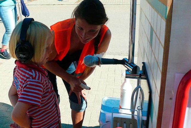 Singdusche: Mit Kopfhrern und Mikrofo...en, als ob man in einer Dusche steht.   | Foto: Nina Herrmann