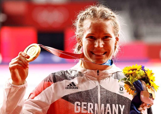 Am Ziel ihrer Trume: Die Wahl-Triberg...ocken mit der olympischen Goldmedaille  | Foto: Jan Woitas (dpa)