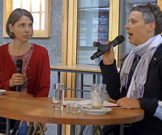 Hrspielautorin Claudia Weber (links) mit Moderatorin Claudia Gabler.   | Foto: Roswitha Frey