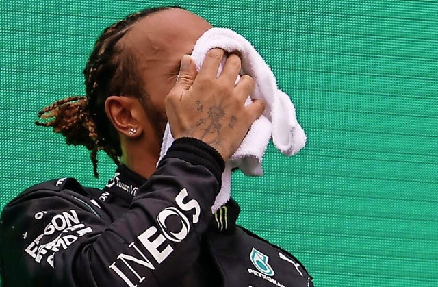 Erschpft auf dem Podium: Lewis Hamilton  | Foto: FLORION GOGA (AFP)