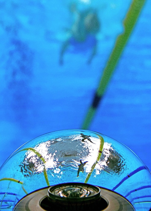 Schwimmer spiegeln sich in der Linse einer Unterwasser-Roboterkamera.  | Foto: FRANCOIS-XAVIER MARIT (AFP)