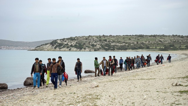 Afghanische Flchtlinge warten an der ... sie nach Griechenland bringen sollen.  | Foto: Julio Etchart via www.imago-imag