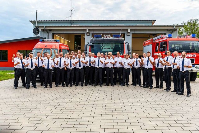 Pfaffenweilers  gesamte  Feuerwehr-Mannschaft vor den drei Einsatzfahrzeugen  | Foto: Hubert Gemmert