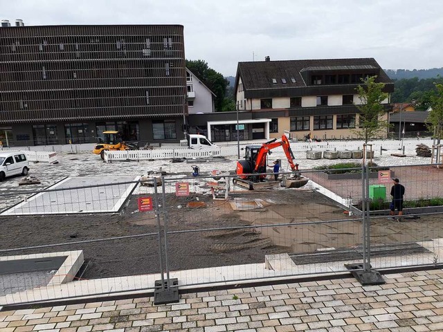 Letzte Arbeiten werden derzeit noch li...s der Hauptstrae in Murg vorgenommen.  | Foto: Martin Kpfer