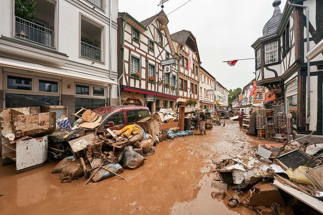 Bad Neuenahr-Ahrweiler: Anwohner und L...es Mobiliar nach drauen zu bringen. I  | Foto: Thomas Frey (dpa)