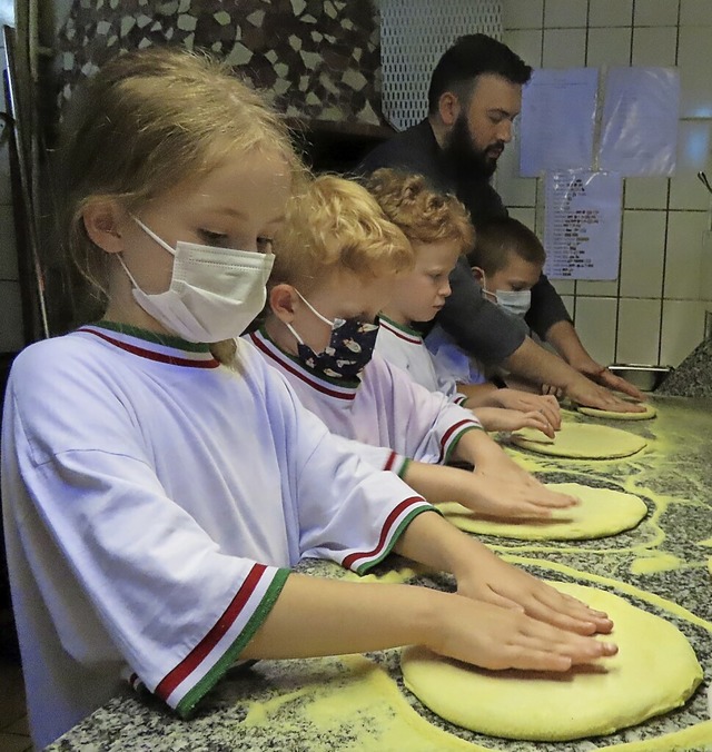 Lilli, Niklas, Jack und Linus lieen s...die Kunst des Pizzabackens einweisen.   | Foto: Gerd Leutenecker