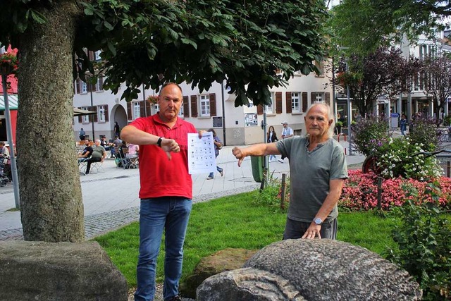 Daumen runter: Thomas Schmiederer (rechts) und Bruno Drrholder  | Foto: Gerd Lustig