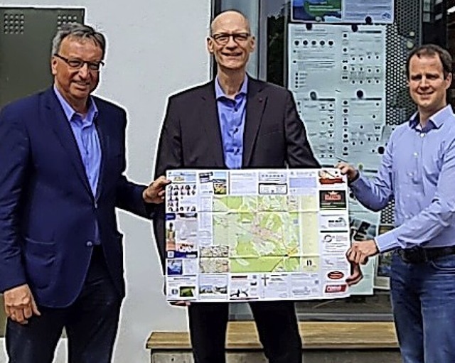 Brgermeister Walter Laub, Peter Marbe...dinand Rdinger mit dem neuen Ortsplan  | Foto: Julius Wilhelm Steckmeister