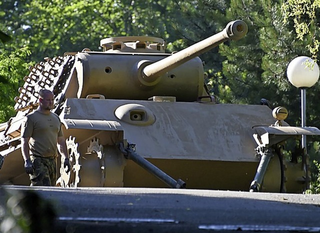 Der sichergestellte Panzer  | Foto: Carsten Rehder (dpa)