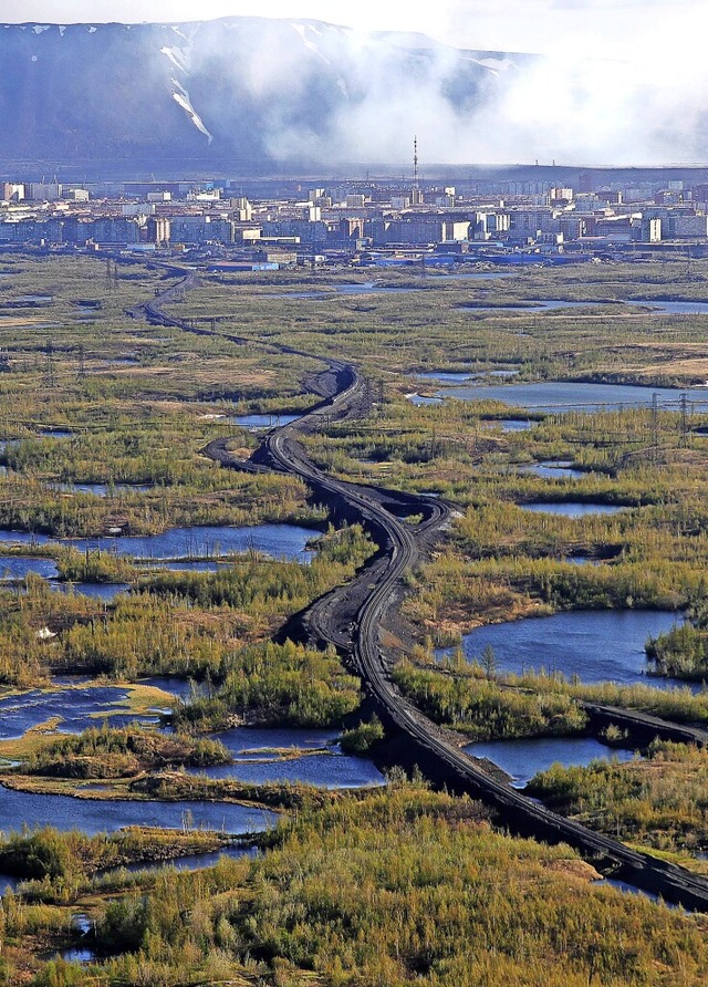 Ein Blick auf Norilsk: Der Permafrost ..., somit verformt sich der Untergrund.   | Foto: Kirill Kukhmar via www.imago-images.de