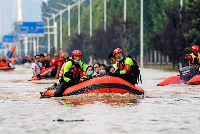 Viele Straen waren in Zhengzhou berflutet.  | Foto: STR (AFP)