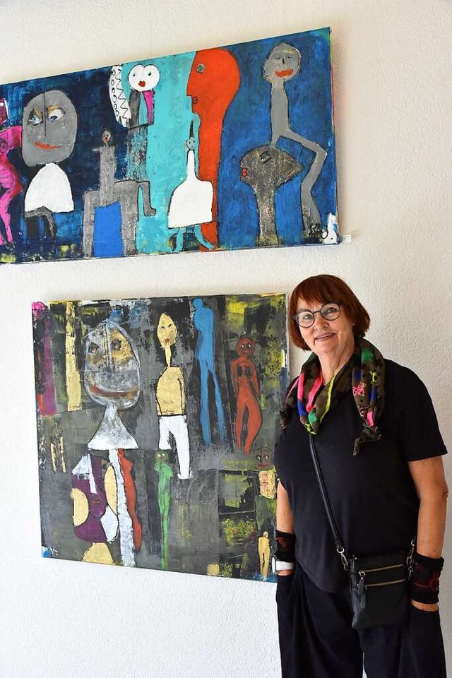 Eine Auswahl ihrer farbenfrohen Werke zeigt Ibo Rostert im Kurhaus von Freiamt.  | Foto: Benedikt Sommer