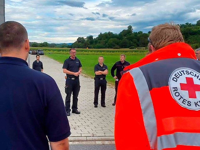 Kreisbrandmeister Christian Leiberich ...Helfer bei ihrer Rckkehr willkommen.   | Foto: Feuerwehr