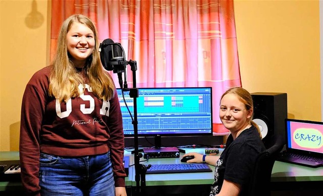 Anika Pfeifer (links) und Alexandra B...ontest zum Eine Welt-Song aufgenommen.  | Foto: Annika Kling