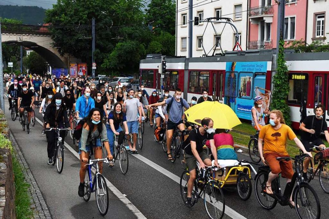 Demonstrieren auf dem Fahrrad: Am Frei...en Klimaschutz in die Pedale zu treten  | Foto: Rita Eggstein