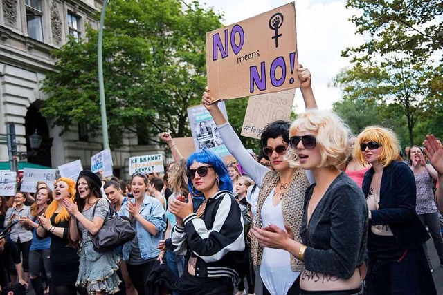 Auch in Deutschland demonstrierten Fra...2016 in Berlin, gegen sexuelle Gewalt.  | Foto: imago stock&people