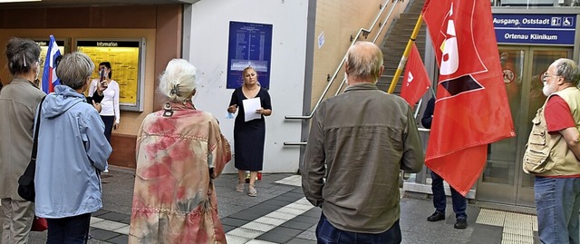 Jane Simon spricht vor der Gedenktafel im  Bahnhof  | Foto: Barbara Puppe