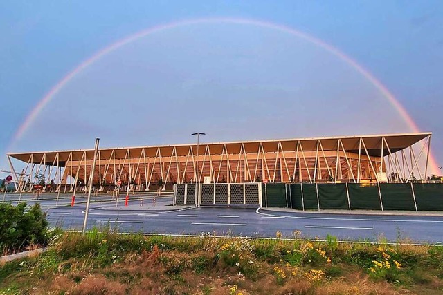 Hilfe von oben: Die Bundesregierung ha...endspiele im neuen SC-Stadion geklrt.  | Foto: Martin Spieth