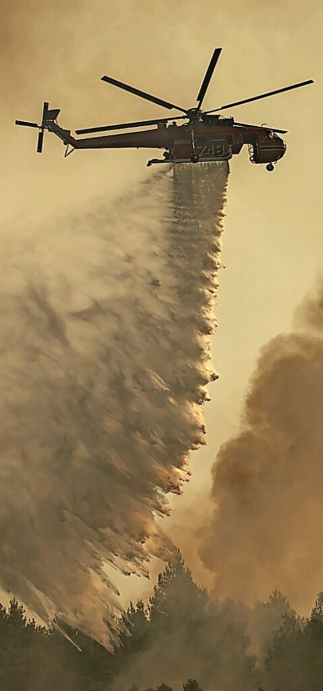 Es brennt noch immer in Sd- und Sdos...Kampf gegen die Flammen geht weiter.    | Foto: Angelos Tzortzinis (dpa)