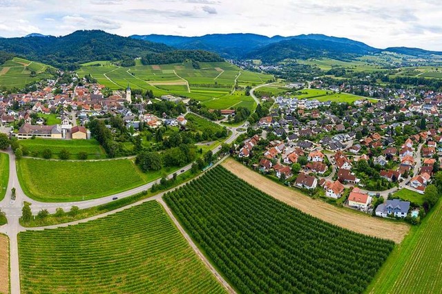 Das Doppel-Dorf schmiegt sich in die Rebhgel des Markgrflerlands.  | Foto: Matthias Weniger