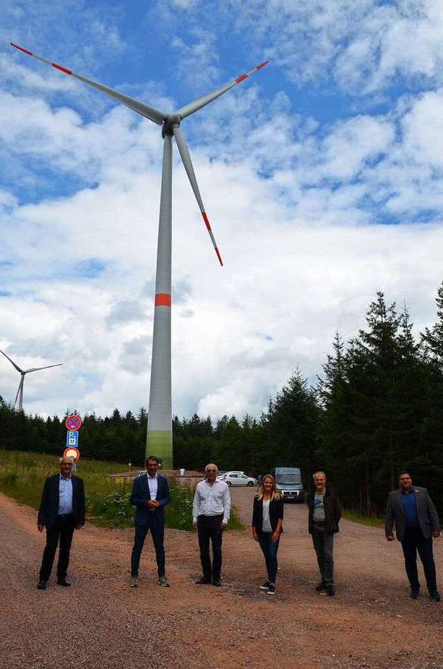 Vor den beiden Windrdern 1 und 2 am R...rgermeister Rafael Mathis (von links).  | Foto: Nikolaus Bayer