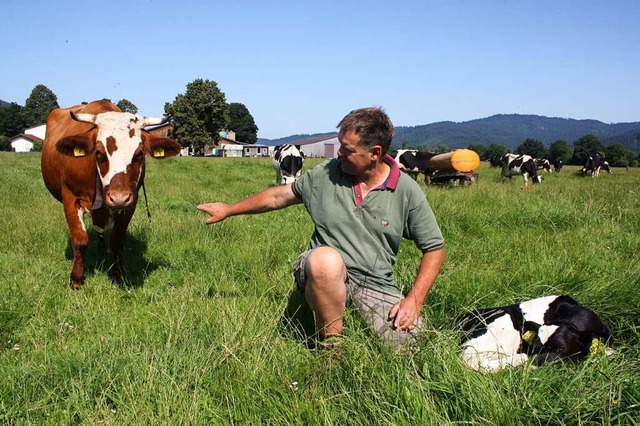 Glcklich oder nicht? Biobauer Rainer Bank mit seinen Tieren.  | Foto: Barbara Schmidt