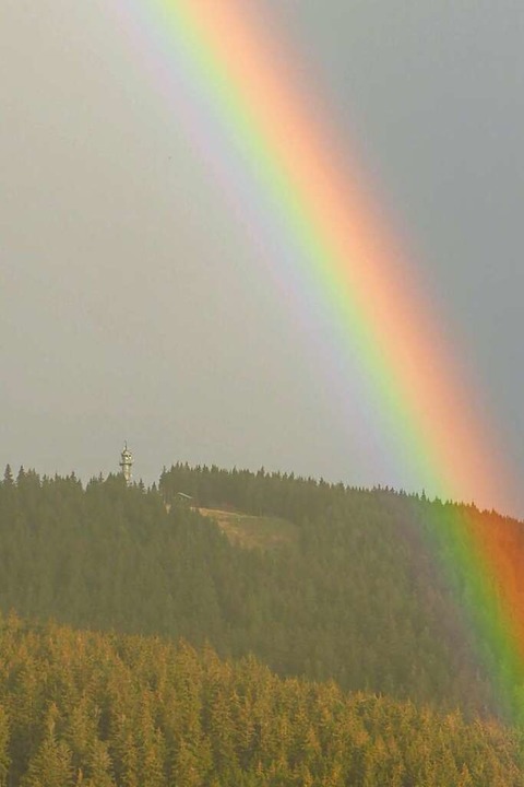 Regenbogen über dem Hochfirstturm  | Foto: Peter Stellmach