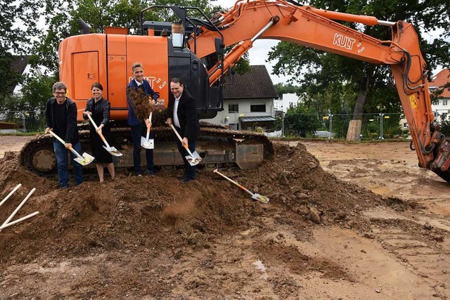 Beim Spatenstich frs Kinderhaus (von ...l Walz und Ortsbaumeister Bjrn Seitz.  | Foto: Andrea Steinhart