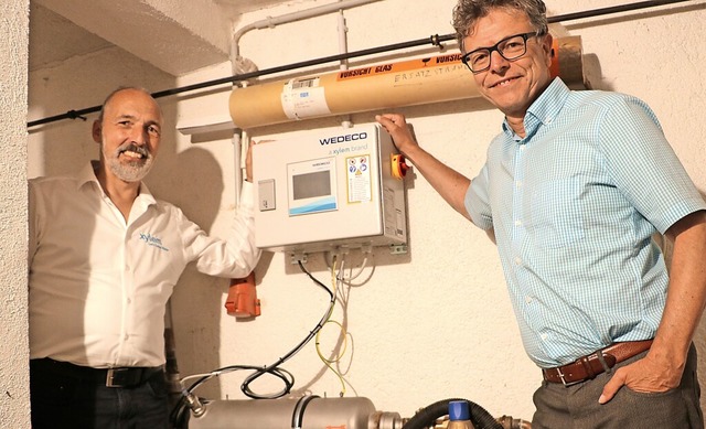 Uli Pfeiffer (rechts) freut sich ber ...ten UV-Reaktor zur Wasserdesinfektion.  | Foto: Martha Weishaar