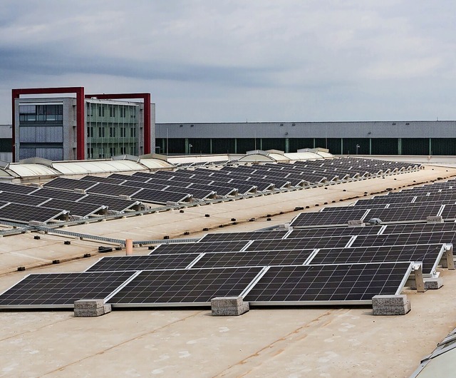 Mehr als 300 Solarmodule auf dem Dach ...die Laser-, Stanz- und Kantmaschinen.   | Foto: Firma