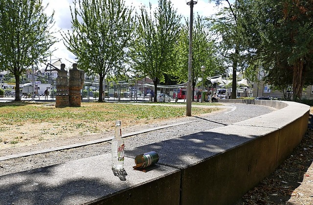 Vorher und nachher: Die lange Sitzbank... wurde aus dem Pfhlerpark entfernt.    | Foto: Helmut Seller