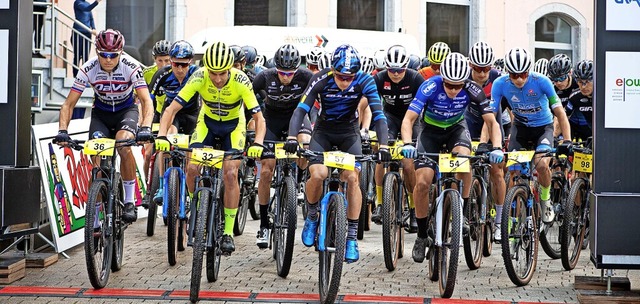Start zur ersten Bike-Giro-Etappe, die...ks mit der Nr. 3) als Dritter beendet.  | Foto: Wolfgang Scheu