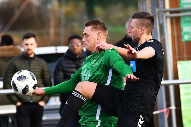 Whrend der VfR Hausen (rechts Spieler...aussichtlich wieder gegen den Abstieg.  | Foto: Achim Keller